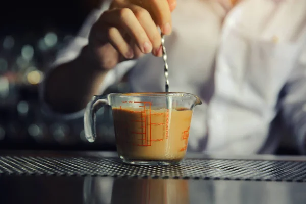 Barista Café Preparación de café en el bar, Concepto de servicio — Foto de Stock