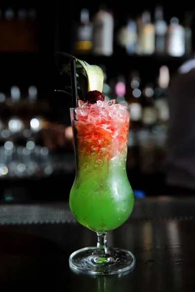 Cocktail rosso e verde al bar in tono scuro — Foto Stock