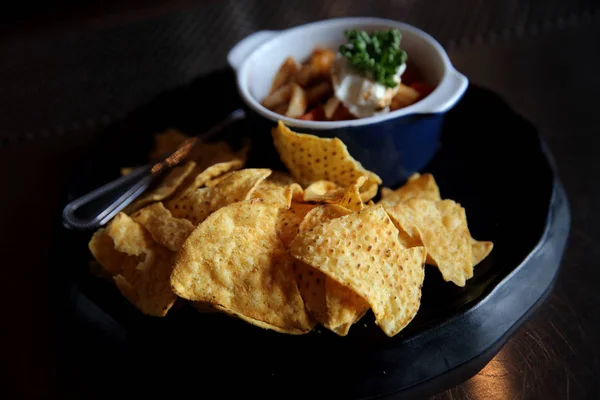 Nachos en tono oscuro, comida mexicana — Foto de Stock