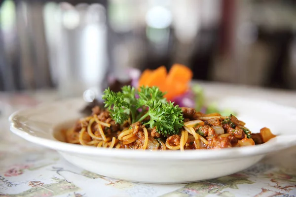 Spaghetti al pomodoro bolognese con verdure italiano fo — Foto Stock