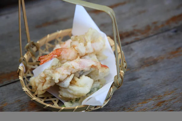 Garnaal tempura op hout achtergrond, Japans eten — Stockfoto