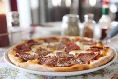 Biberli pizza, sucuklu mozzarella peyniri ve tom pizza