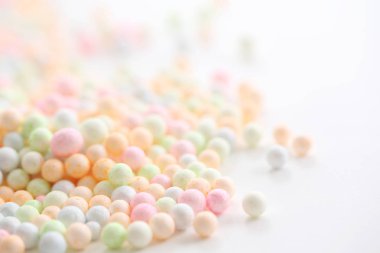 Beyaz arka planda izole renkli köpük topu