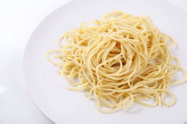 Beyaz arka planda izole makarna erişte