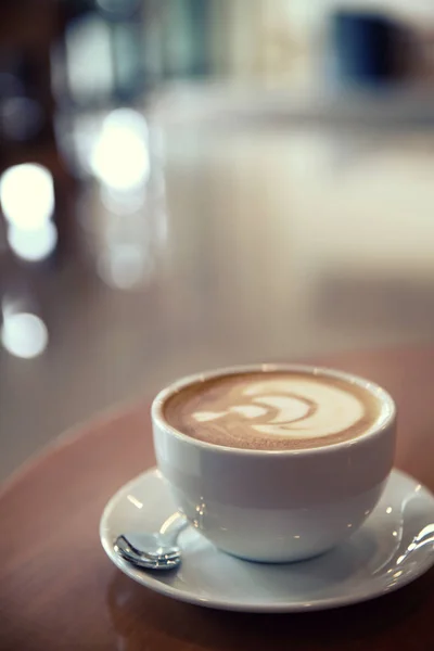Cappuccino-Kaffee auf Holz Hintergrund — Stockfoto