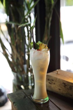 pina colada ile ananas ve kiraz meyve kokteyl 
