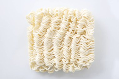 Beyaz arkaplanda hazır erişteler izole