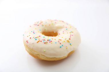 Beyaz arkaplanda izole edilmiş beyaz çikolatalı çörek.