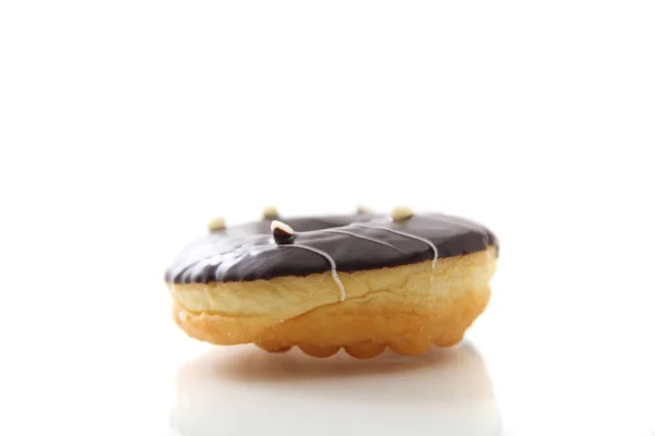 Шоколадный пончик на белом фоне — стоковое фото