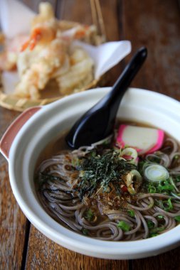 tempura soba noodle ile kızarmış karides ve sebze ahşap bac üzerinde