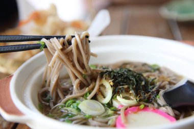 tempura soba noodle ile kızarmış karides ve sebze ahşap bac üzerinde