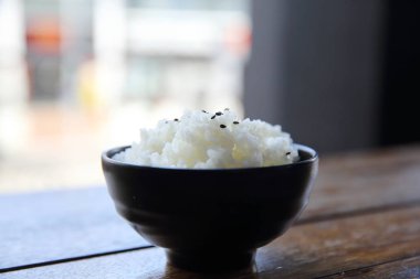 ahşap arka plan üzerinde pirinç