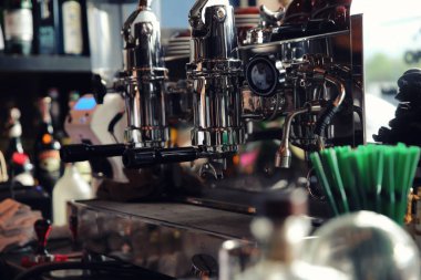 Koyu tonu, hizmet anlayışı ile kahve makinesi