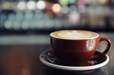 Cappuccino kahve kahve çubuğunda koyu tonda 