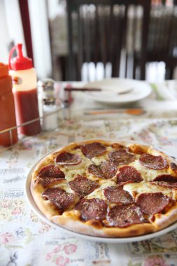 Biberli pizza, sucuklu mozzarella peyniri ve tom pizza