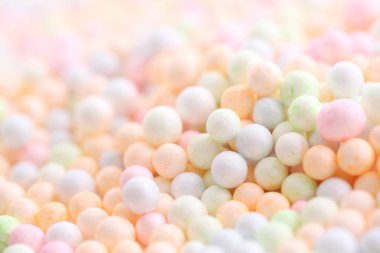 Beyaz arka planda izole renkli köpük topu