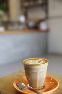 cappuccino kahve kahve dükkanında ahşap arka plan üzerinde