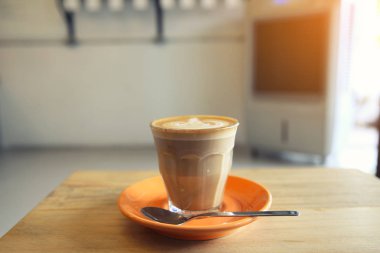 cappuccino kahve kahve dükkanında ahşap arka plan üzerinde