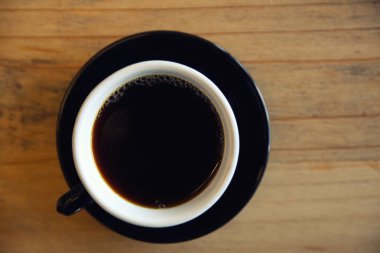 Kafede ahşap arka plan üzerinde siyah kahve