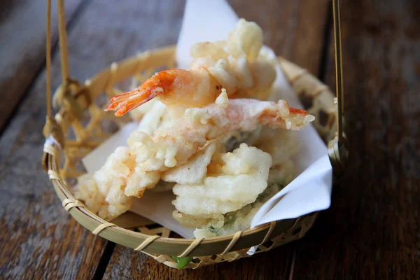 Camarones tempura sobre fondo de madera, comida japonesa — Foto de Stock