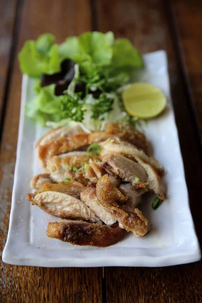 Pollo teriyaki, Pollo grigliato con sale su fondo legno — Foto Stock