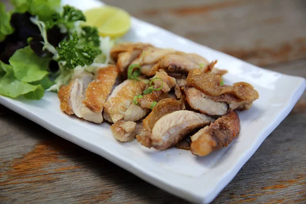 Chicken Teriyaki, mit Salz auf Holz gegrilltes Hühnchen — Stockfoto