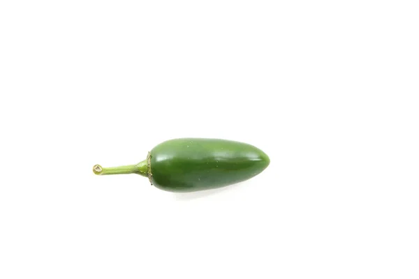 Jalapeno zelené chilli papričky izolován v bílém pozadí — Stock fotografie