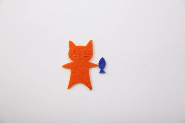 Gato bonito e artesanato de papel de peixe isolado em fundo branco — Fotografia de Stock