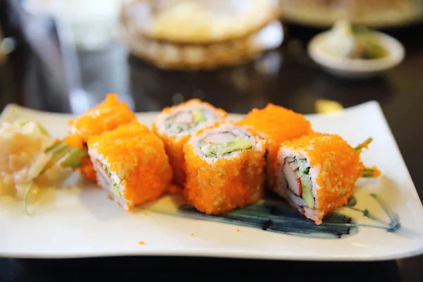 Kalifornien rulla sushi, rulla ris med ägg skaldjur avokado, Jap — Stockfoto