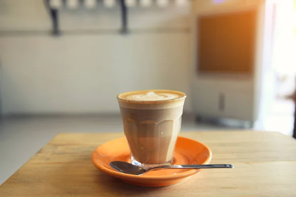 Cappuccino koffie op hout achtergrond in de coffeeshop — Stockfoto