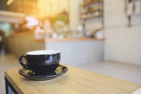 Kafede ahşap arka plan üzerinde siyah kahve — Stok fotoğraf