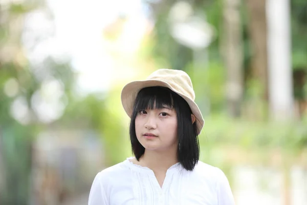 Asiatico giovane donna pensiero e cerca viaggio concetto ritratto w — Foto Stock