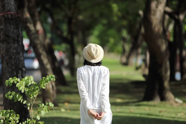 Ázsiai fiatal nő séta keres, és utazik fogalom portré wi — Stock Fotó