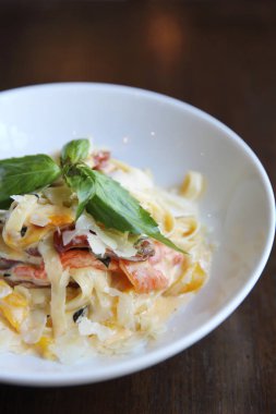 Chorizo sosis spagetti fettuccine ahşap arka plan üzerinde