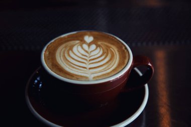 Cappuccino kahve kahve çubuğunda koyu tonda 