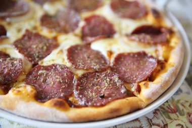 Biberli pizza, sucuklu mozzarella peyniri ve tom pizza