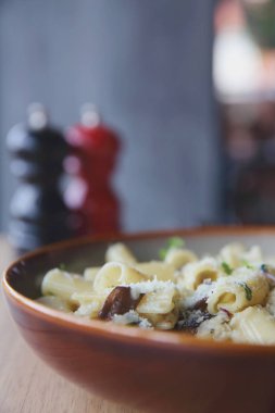 makarna mantar trüf yağı ahşap zemin, Rigatoni makarna n üzerine