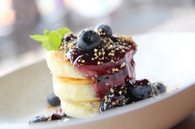 Böğürtlenli gözleme, yaban mersini ile Tepesi ve d krema tava keki