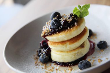 Böğürtlenli gözleme, yaban mersini ile Tepesi ve d krema tava keki