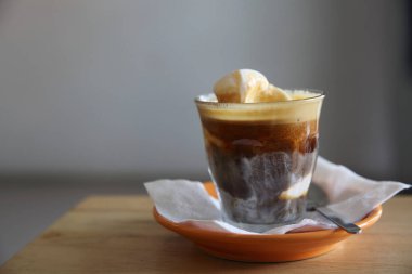 Affogato, kahve vanilyalı dondurma ile 