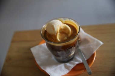 Affogato, kahve vanilyalı dondurma ile 