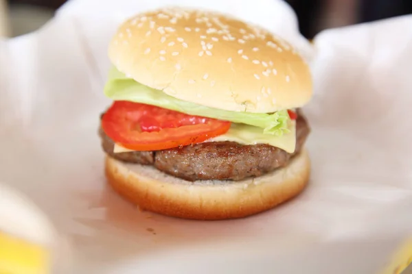 Гамбургер с говядиной. — стоковое фото