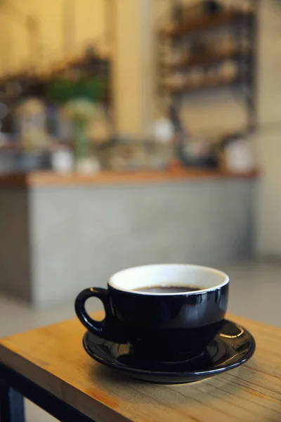 Schwarzer Kaffee auf Holz Hintergrund im Café — Stockfoto