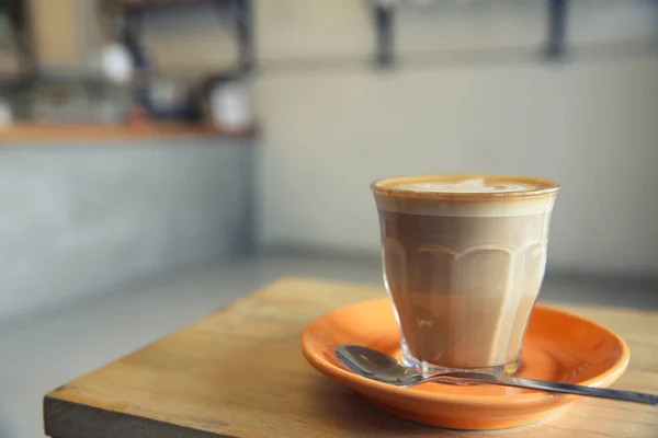 Cappuccino koffie op hout achtergrond in de coffeeshop — Stockfoto