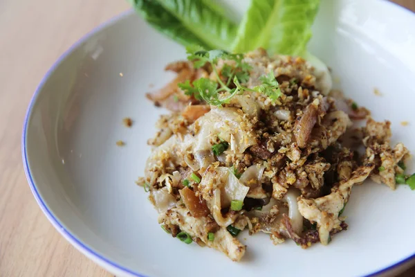 Gebratene Nudeln mit Huhn, thailändisches Essen — Stockfoto