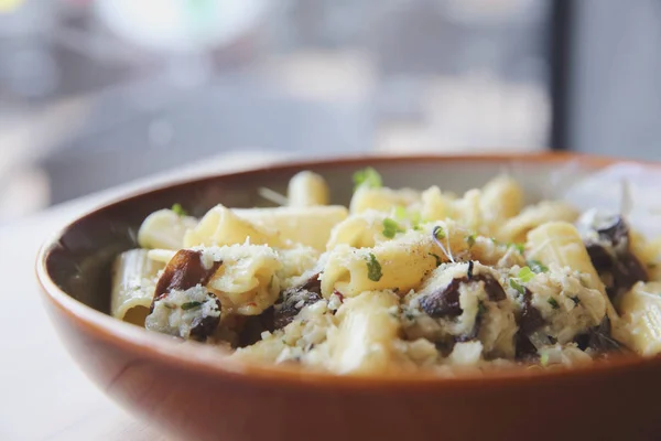 Nudeln Pilz Trüffelöl auf Holz Hintergrund, rigatoni Pasta n — Stockfoto