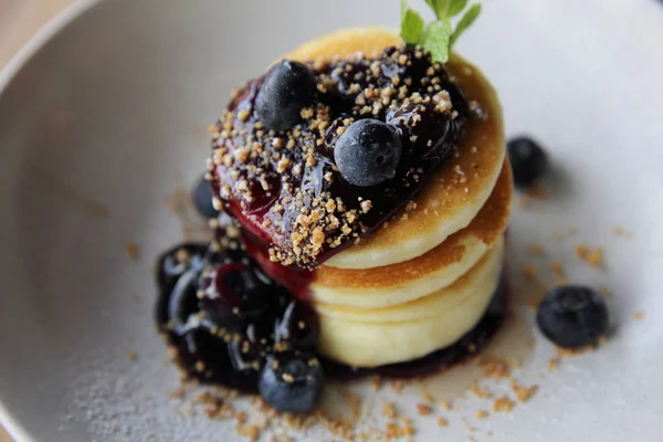 Böğürtlenli gözleme, yaban mersini ile Tepesi ve d krema tava keki