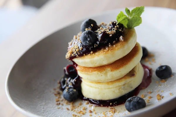 Böğürtlenli gözleme, yaban mersini ile Tepesi ve d krema tava keki