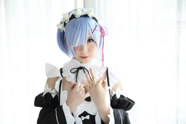 日本动漫 cosplay 女孩在白色基调 — 图库照片