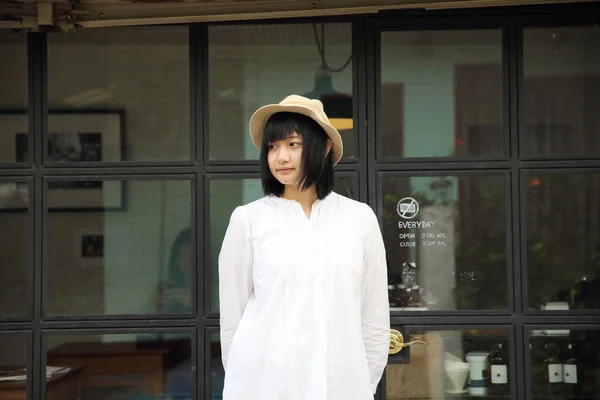 Asiático jovem mulher pensando e olhando retrato com em café s — Fotografia de Stock